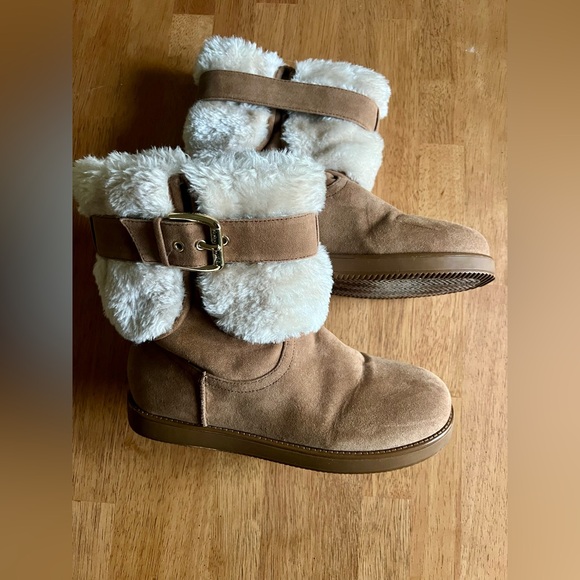 Cozy Tan Winter Boots with Faux Fur Lining - Picture 2 of 8